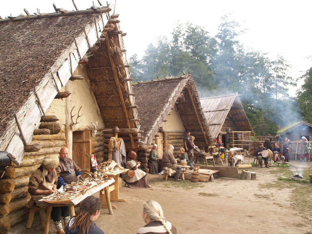 Muzeum Archeologiczne w Biskupinie. Wioska wczesnośredniowieczna (za: www.dzieckowpodrozy.pl)