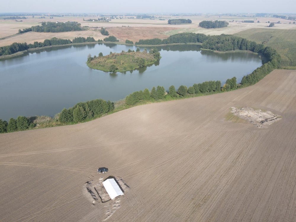 Widok na wykopy i jezioro Ostrowite