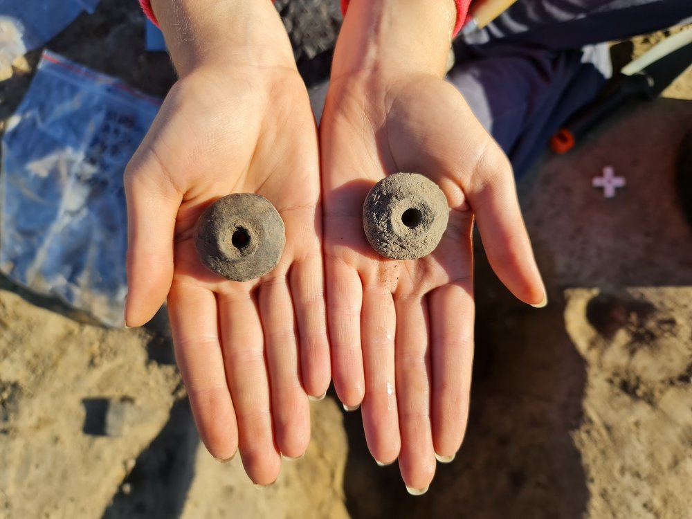 Dwa z trzech przęślików odnalezione w zasypisku jednej jamy posłupowej