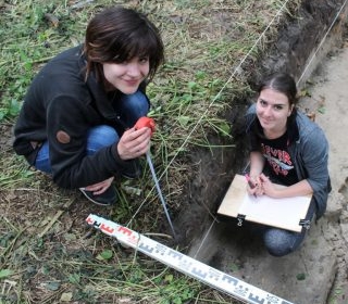 Osoby w wykopie archeologicznym